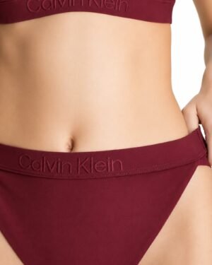 Λεπτομέρεια από Calvin Klein μπορντό bikini bottom φορεμένο σε μοντέλο, με λογότυπο στη μέση