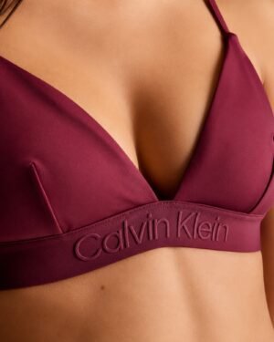 Λεπτομέρεια λογότυπου Calvin Klein σε μπορντό bikini top