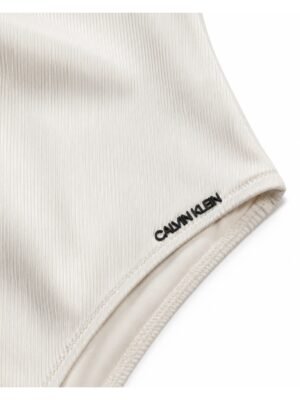 Λεπτομέρεια ribbed υφής και λογοτύπου Calvin Klein σε ivory μαγιό