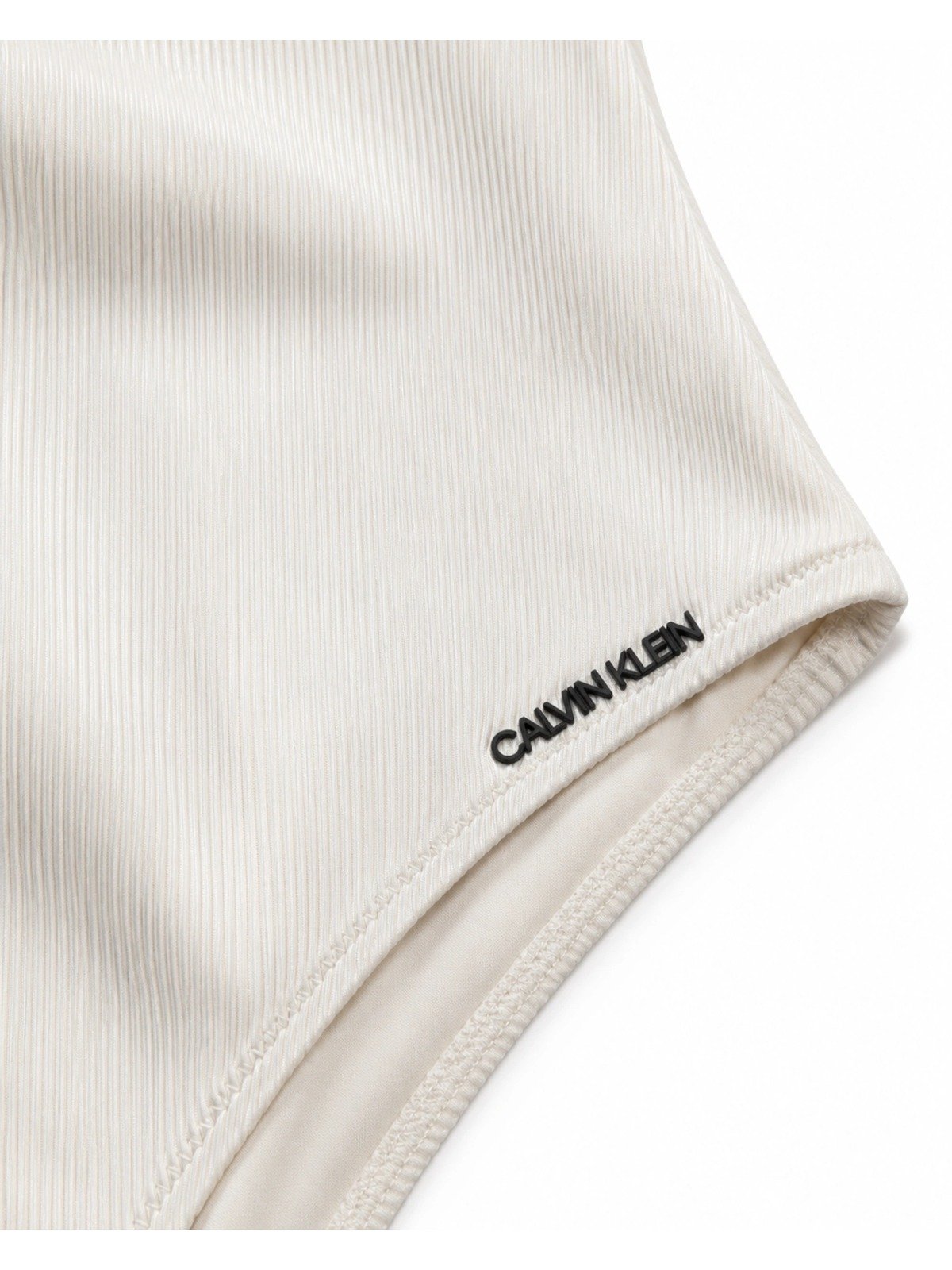 Λεπτομέρεια ribbed υφής και λογοτύπου Calvin Klein σε ivory μαγιό
