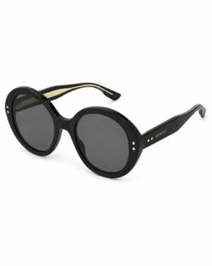 Gucci GG1081S 001 oversized γυαλιά ηλίου σε πλάγια όψη με μαύρο κοκάλινο σκελετό, γκρι φακούς και χρυσό λογότυπο
