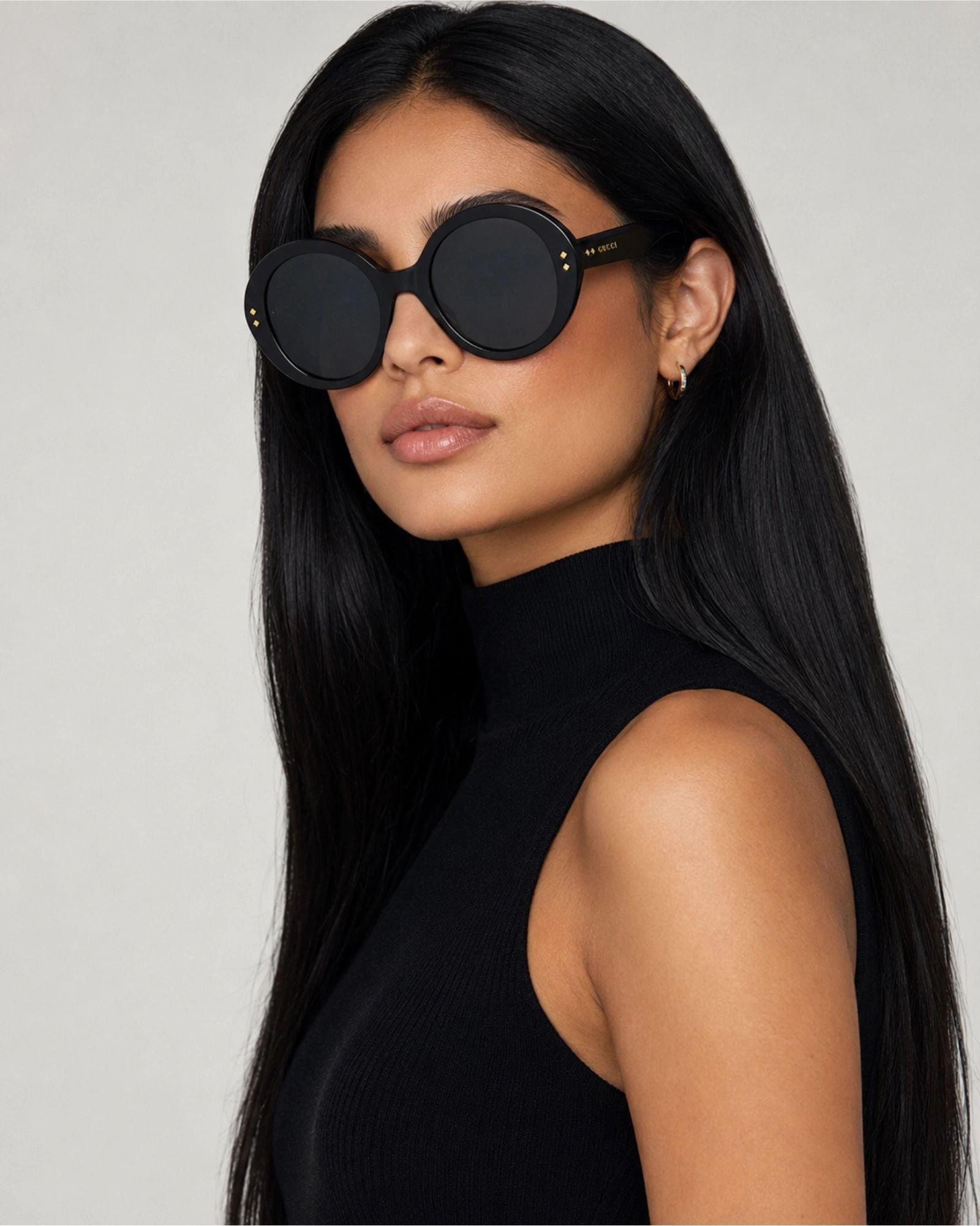 Gucci GG1081S 001 oversized γυαλιά ηλίου φορεμένα σε μοντέλο με μαύρο top και μακριά μαύρα μαλλιά
