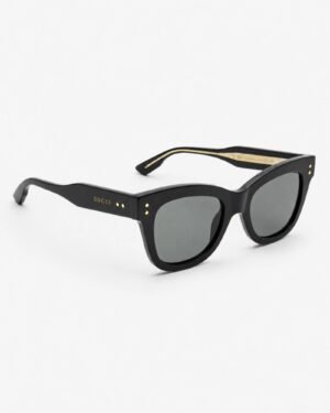 Gucci GG1082S 001 γυναικεία τετράγωνα γυαλιά ηλίου σε πλάγια όψη με μαύρο acetate σκελετό, γκρι φακούς και χρυσό λογότυπο