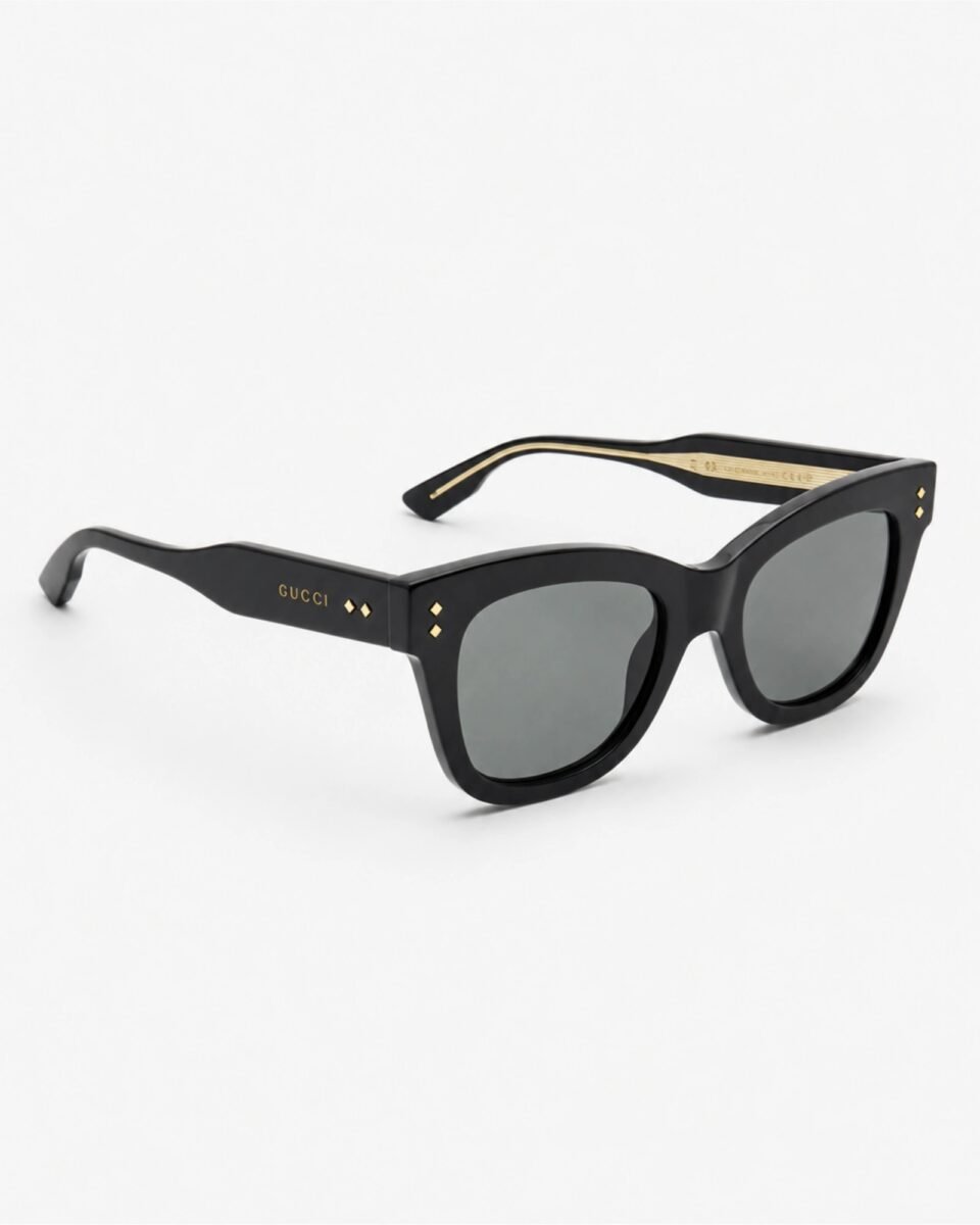 Gucci GG1082S 001 γυναικεία τετράγωνα γυαλιά ηλίου σε πλάγια όψη με μαύρο acetate σκελετό, γκρι φακούς και χρυσό λογότυπο