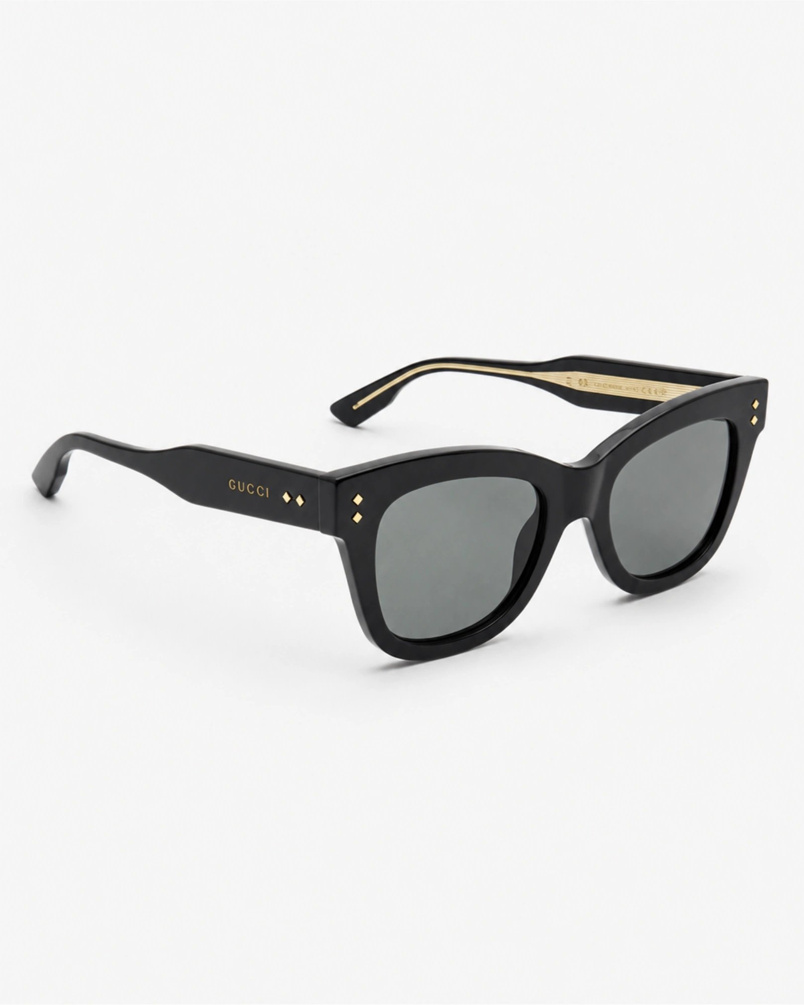 Gucci GG1082S 001 γυναικεία τετράγωνα γυαλιά ηλίου σε πλάγια όψη με μαύρο acetate σκελετό, γκρι φακούς και χρυσό λογότυπο