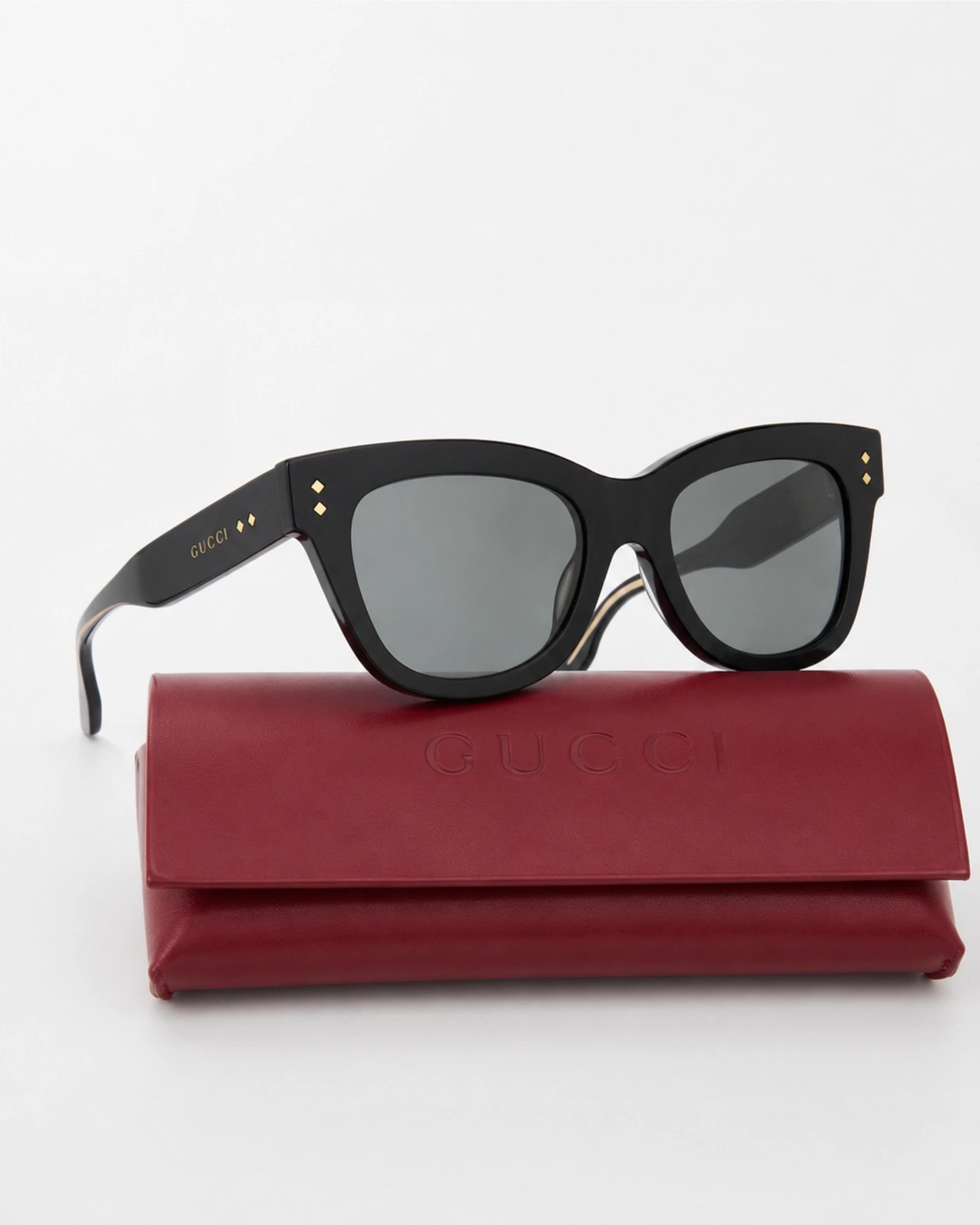 Gucci GG1082S 001 γυναικεία τετράγωνα γυαλιά ηλίου με μαύρο acetate σκελετό και κόκκινη αυθεντική θήκη Gucci