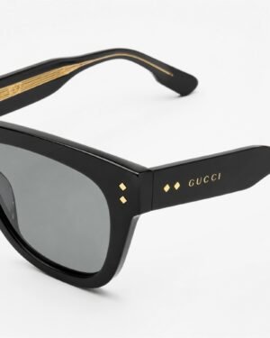 Κοντινή λεπτομέρεια Gucci GG1082S 001 γυναικεία τετράγωνα γυαλιά ηλίου με χρυσό Gucci logo και μαύρο acetate σκελετό