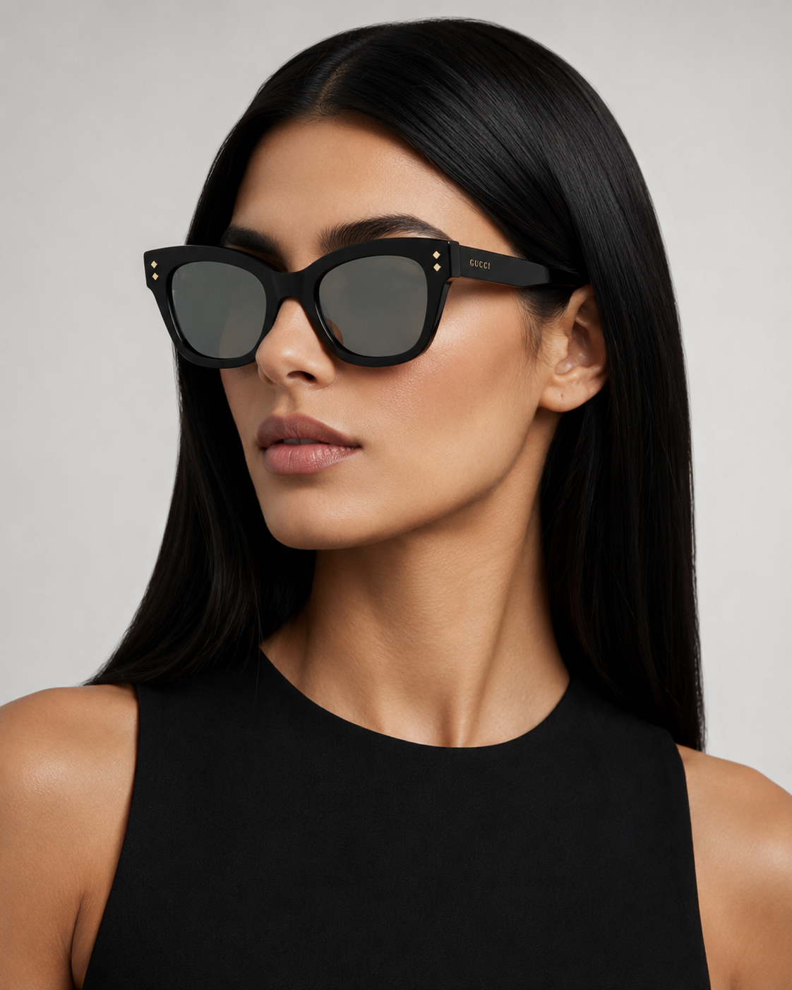 Gucci GG1082S 001 γυναικεία τετράγωνα γυαλιά ηλίου φορεμένα σε μοντέλο με μαύρο top και μακριά μαύρα μαλλιά