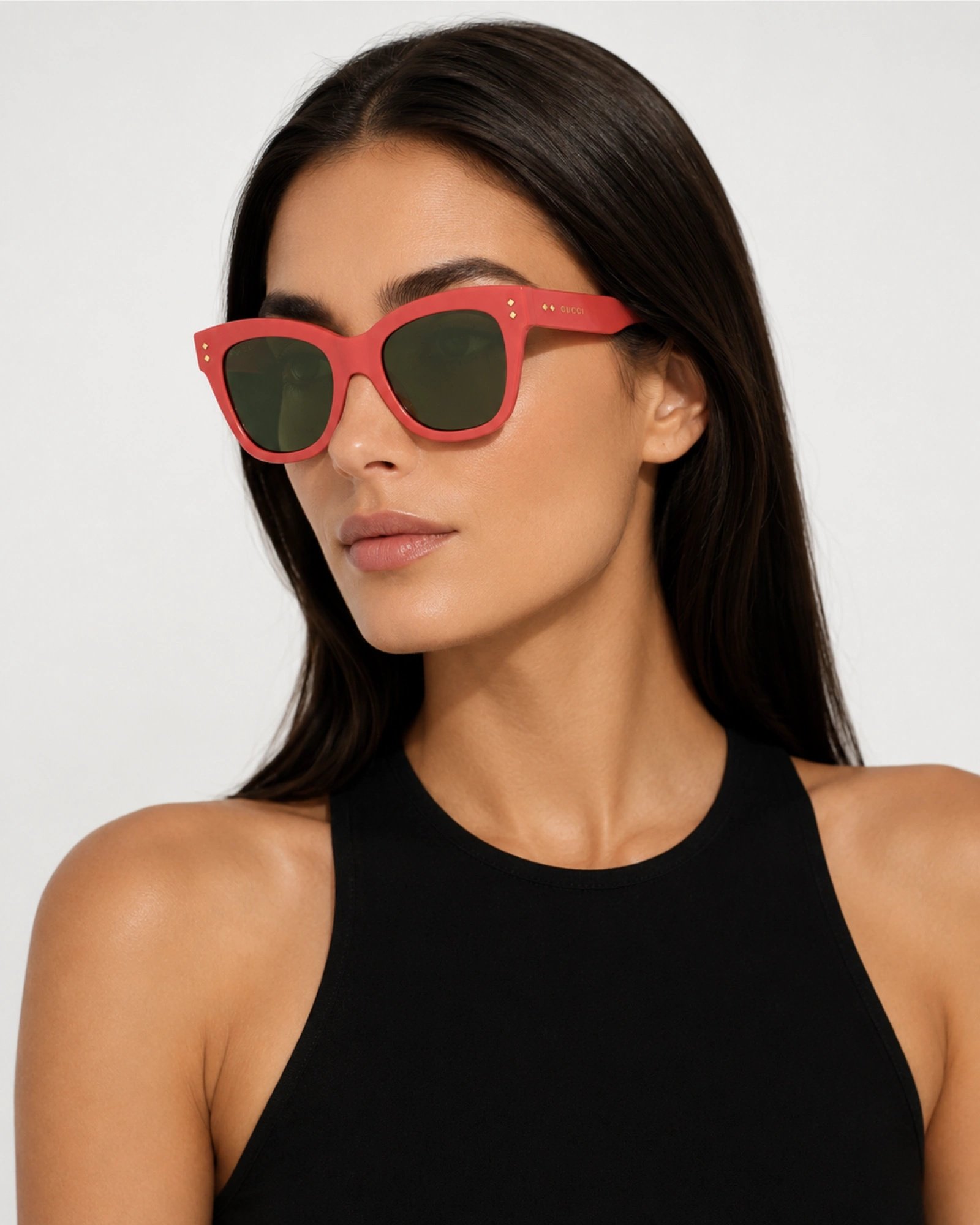 Gucci GG1082S 004 coral γυναικεία γυαλιά ηλίου φορεμένα σε μοντέλο με μαύρο top και πράσινους φακούς