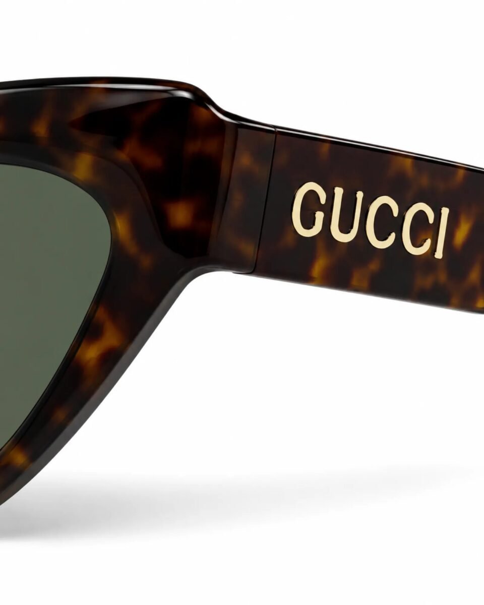 Κοντινή λεπτομέρεια Gucci GG1294S 004 Havana γυαλιά ηλίου με χρυσό Gucci logo και πράσινους φακούς