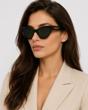 Gucci GG1294S 004 Havana cat-eye γυαλιά ηλίου φορεμένα σε μοντέλο με κομψό beige blazer