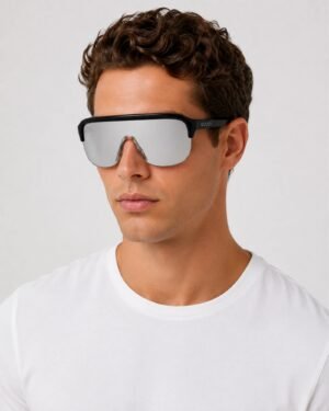 Gucci GG1645S 003 ανδρικά sports visor γυαλιά ηλίου φορεμένα σε μοντέλο με λευκό T-shirt