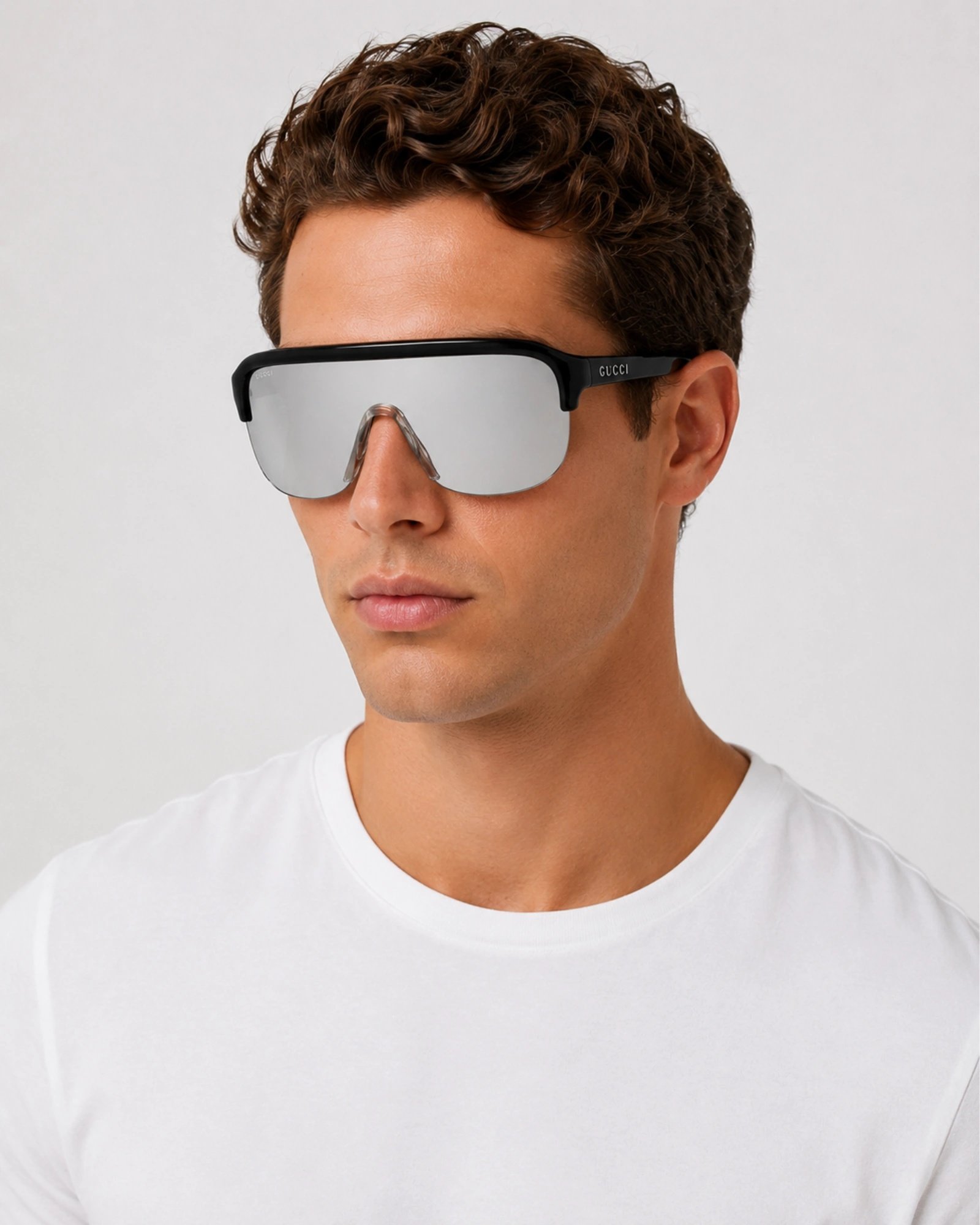 Gucci GG1645S 003 ανδρικά sports visor γυαλιά ηλίου φορεμένα σε μοντέλο με λευκό T-shirt