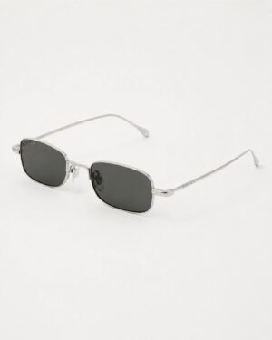 Gucci GG1648S 008 ασημί μεταλλικά γυαλιά ηλίου σε πλάγια όψη με γκρι φακούς και λεπτούς βραχίονες