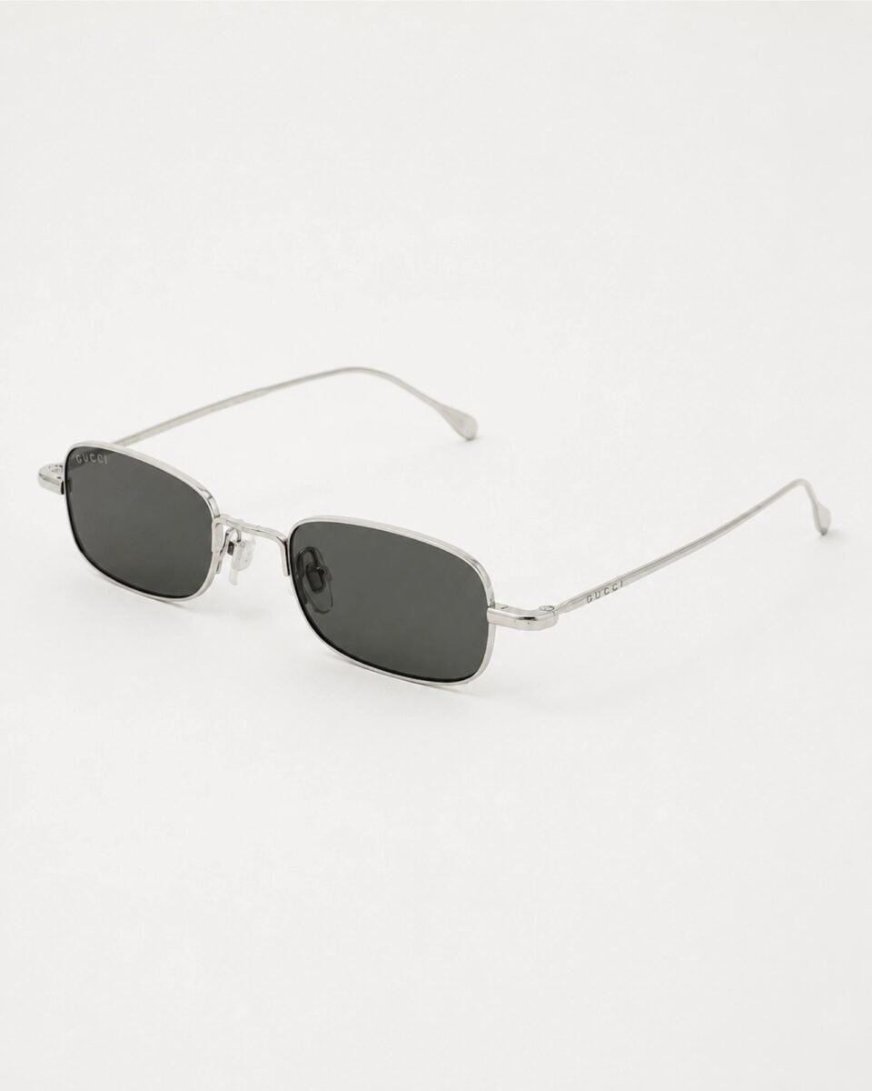 Gucci GG1648S 008 ασημί μεταλλικά γυαλιά ηλίου σε πλάγια όψη με γκρι φακούς και λεπτούς βραχίονες