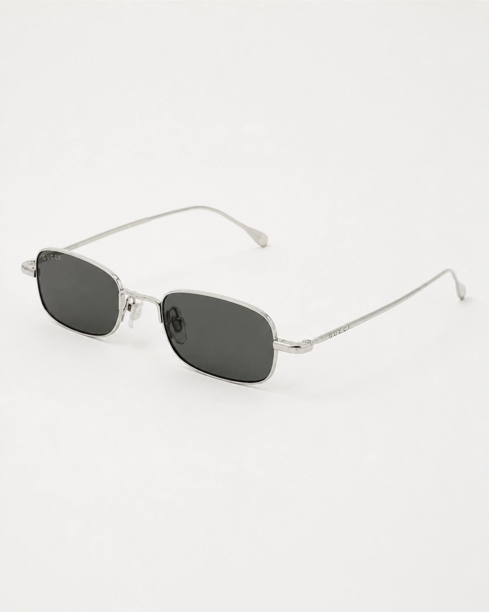 Gucci GG1648S 008 ασημί μεταλλικά γυαλιά ηλίου σε πλάγια όψη με γκρι φακούς και λεπτούς βραχίονες