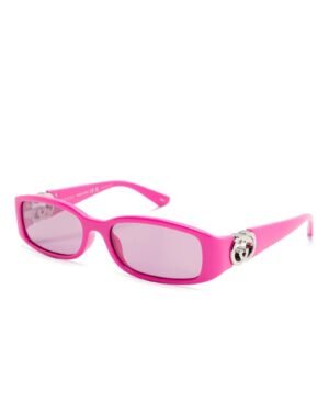 Gucci GG1661S 004 ροζ ορθογώνια γυαλιά ηλίου σε πλάγια όψη με ροζ φακούς και Gucci λεπτομέρεια