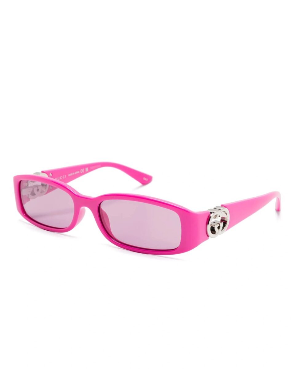 Gucci GG1661S 004 ροζ ορθογώνια γυαλιά ηλίου σε πλάγια όψη με ροζ φακούς και Gucci λεπτομέρεια