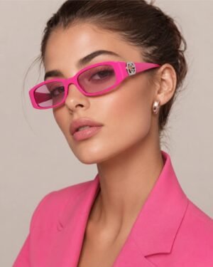 Gucci GG1661S 004 ροζ ορθογώνια γυαλιά ηλίου φορεμένα σε μοντέλο με μοντέρνο fashion styling