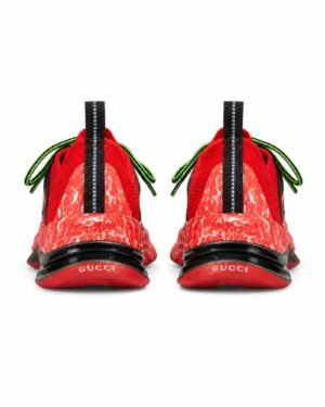 Πίσω όψη από κόκκινα Gucci Run sneakers με Gucci logo στη σόλα και μαύρο heel tab