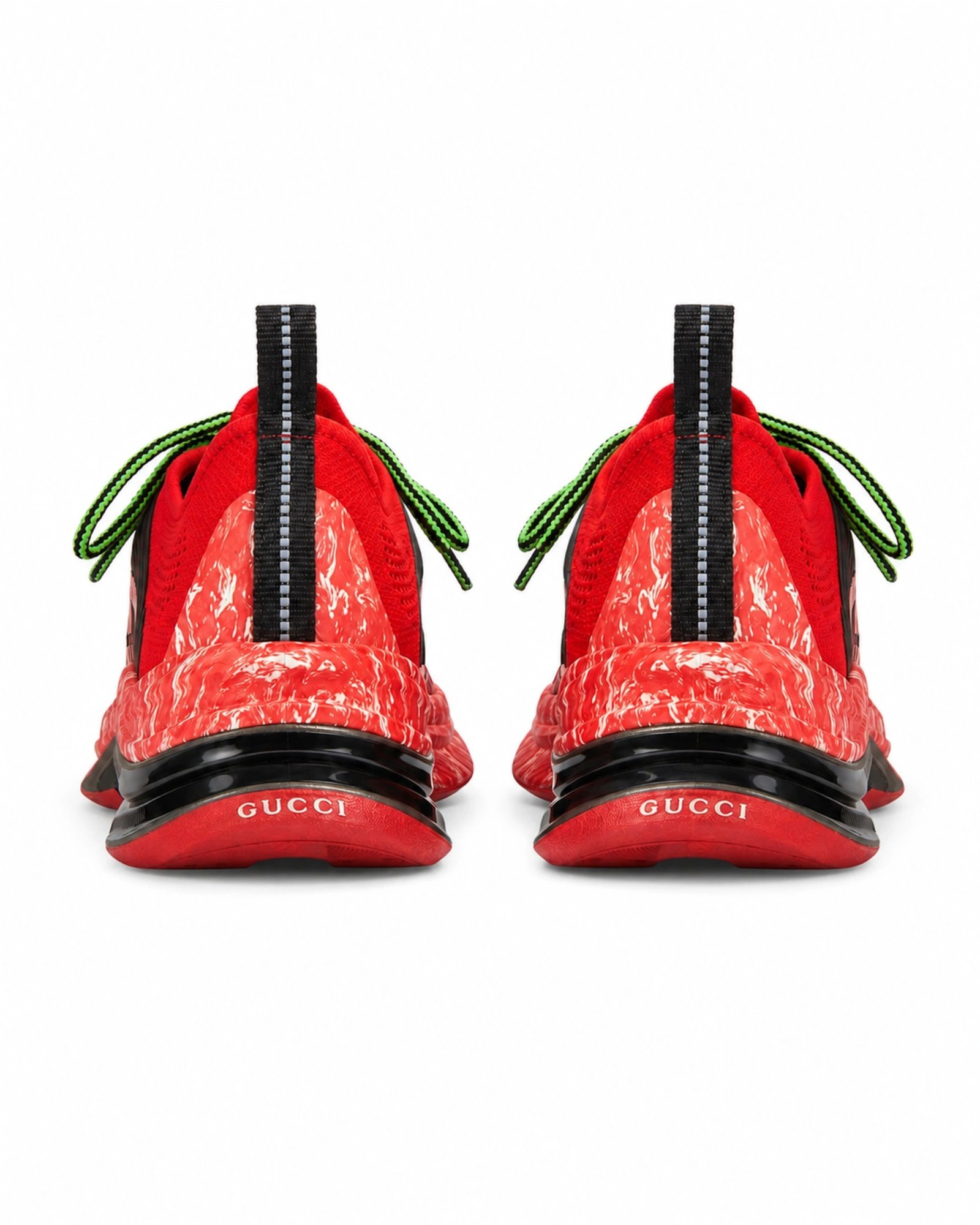 Πίσω όψη από κόκκινα Gucci Run sneakers με Gucci logo στη σόλα και μαύρο heel tab