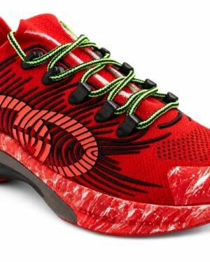 Κοντινή λεπτομέρεια από κόκκινα Gucci Run sneakers με πράσινα κορδόνια, mesh ύφασμα και Interlocking G σχέδιο
