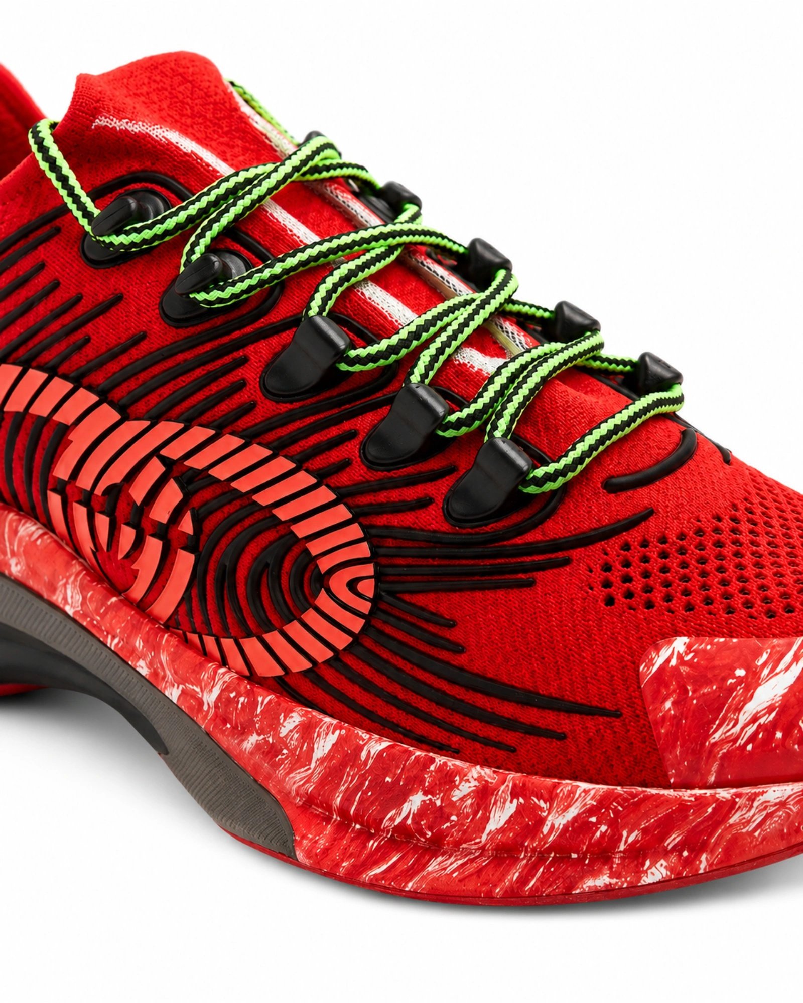 Κοντινή λεπτομέρεια από κόκκινα Gucci Run sneakers με πράσινα κορδόνια, mesh ύφασμα και Interlocking G σχέδιο