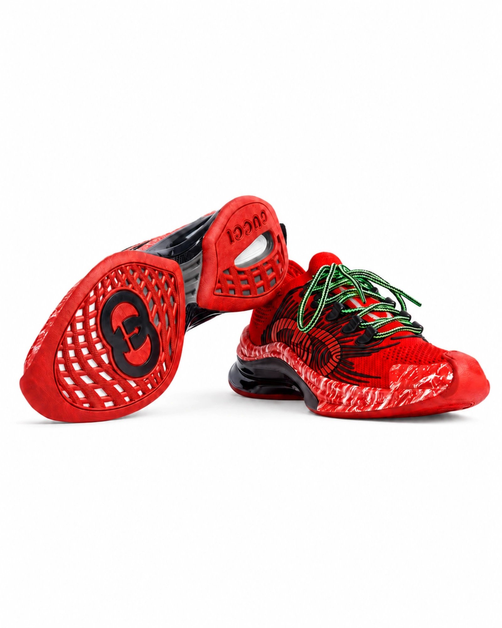 Λεπτομέρεια σόλας από Gucci Run κόκκινα sneakers με Interlocking G outsole και Gucci branding