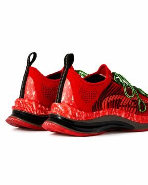Πίσω λοξή όψη από ανδρικά Gucci Run sneakers κόκκινα με marbled σόλα και μαύρες λεπτομέρειες