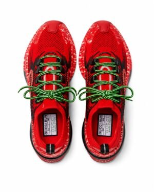 Άνω όψη από ανδρικά Gucci Run sneakers κόκκινα με πράσινα κορδόνια και Gucci Run εσωτερική ετικέτα