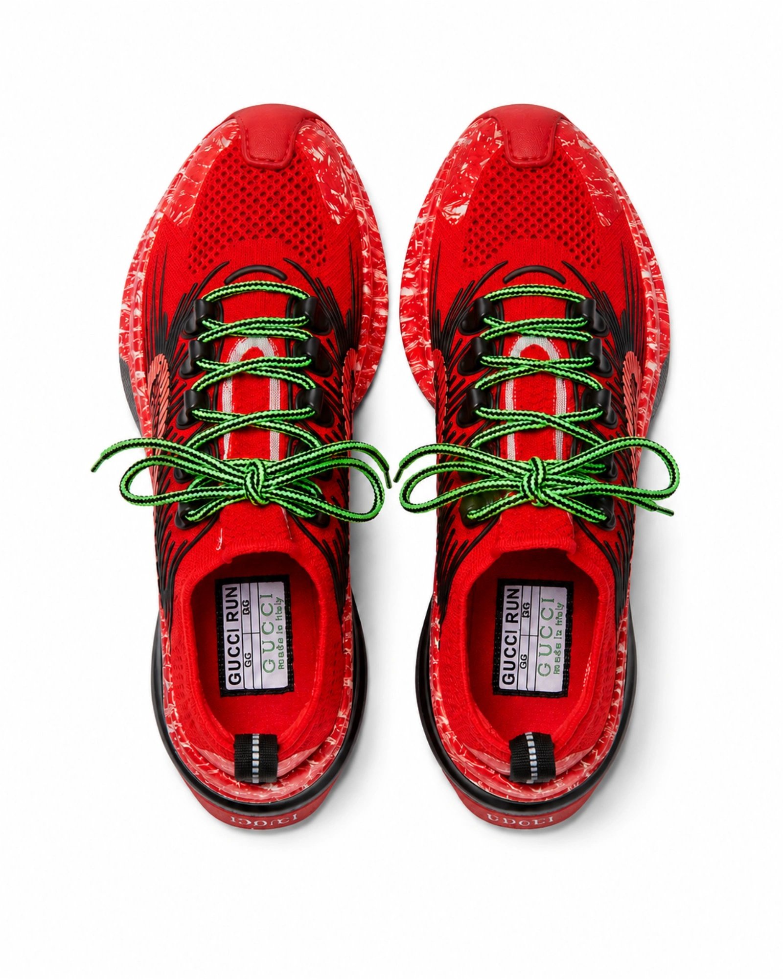 Άνω όψη από ανδρικά Gucci Run sneakers κόκκινα με πράσινα κορδόνια και Gucci Run εσωτερική ετικέτα