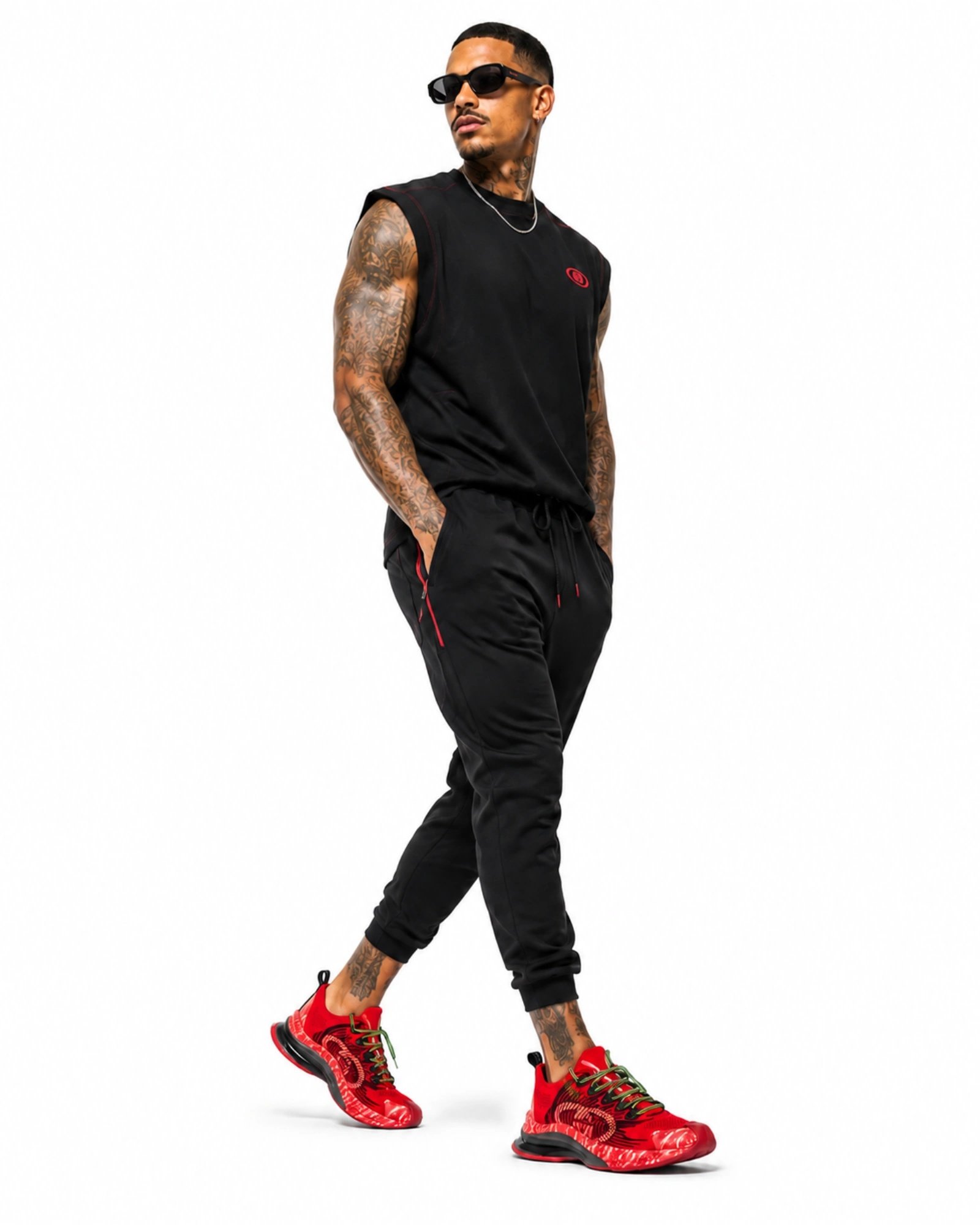 Ανδρικά Gucci Run κόκκινα sneakers φορεμένα σε ανδρικό μοντέλο με μαύρο streetwear σύνολο