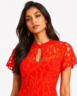 Κοντινή λεπτομέρεια από Phase Eight Lulu Floral Lace Midi Φόρεμα με keyhole λαιμόκοψη και κόκκινη δαντέλα