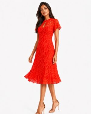 Κόκκινο Phase Eight Lulu Floral Lace Midi Φόρεμα σε τριών τετάρτων πόζα με elegant styling