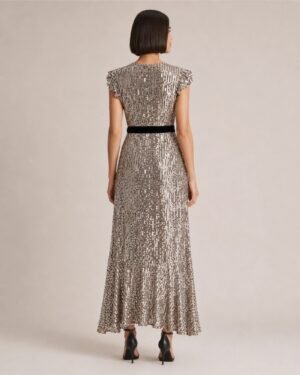 Πίσω όψη Phase Eight Petite Enja maxi φόρεμα με παγιέτες και μαύρη βελούδινη ζώνη