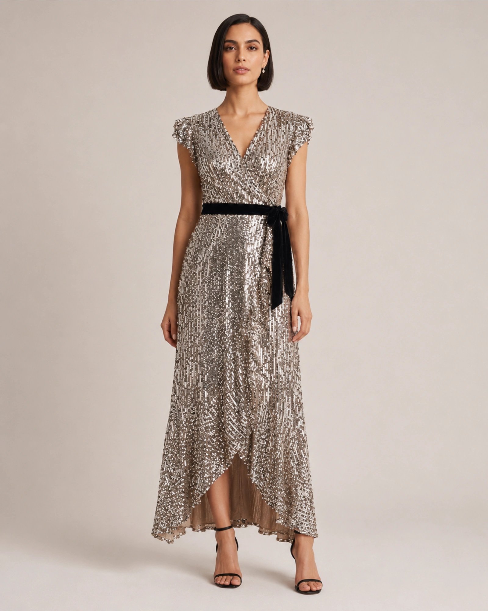 Phase Eight Petite Enja maxi φόρεμα με παγιέτες φορεμένο σε μοντέλο με μαύρη βελούδινη ζώνη