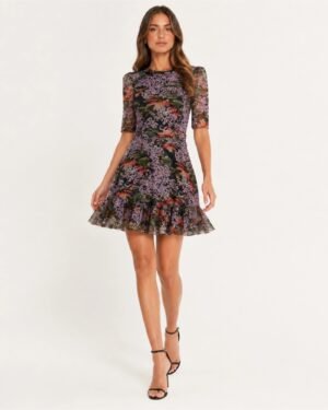 Ted Baker floral mesh mini φόρεμα φορεμένο σε μοντέλο με κομψό βραδινό styling