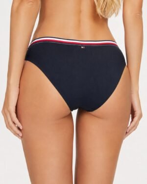Tommy Hilfiger σκούρο μπλε bikini slip φορεμένο σε μοντέλο κοντινή πίσω όψη