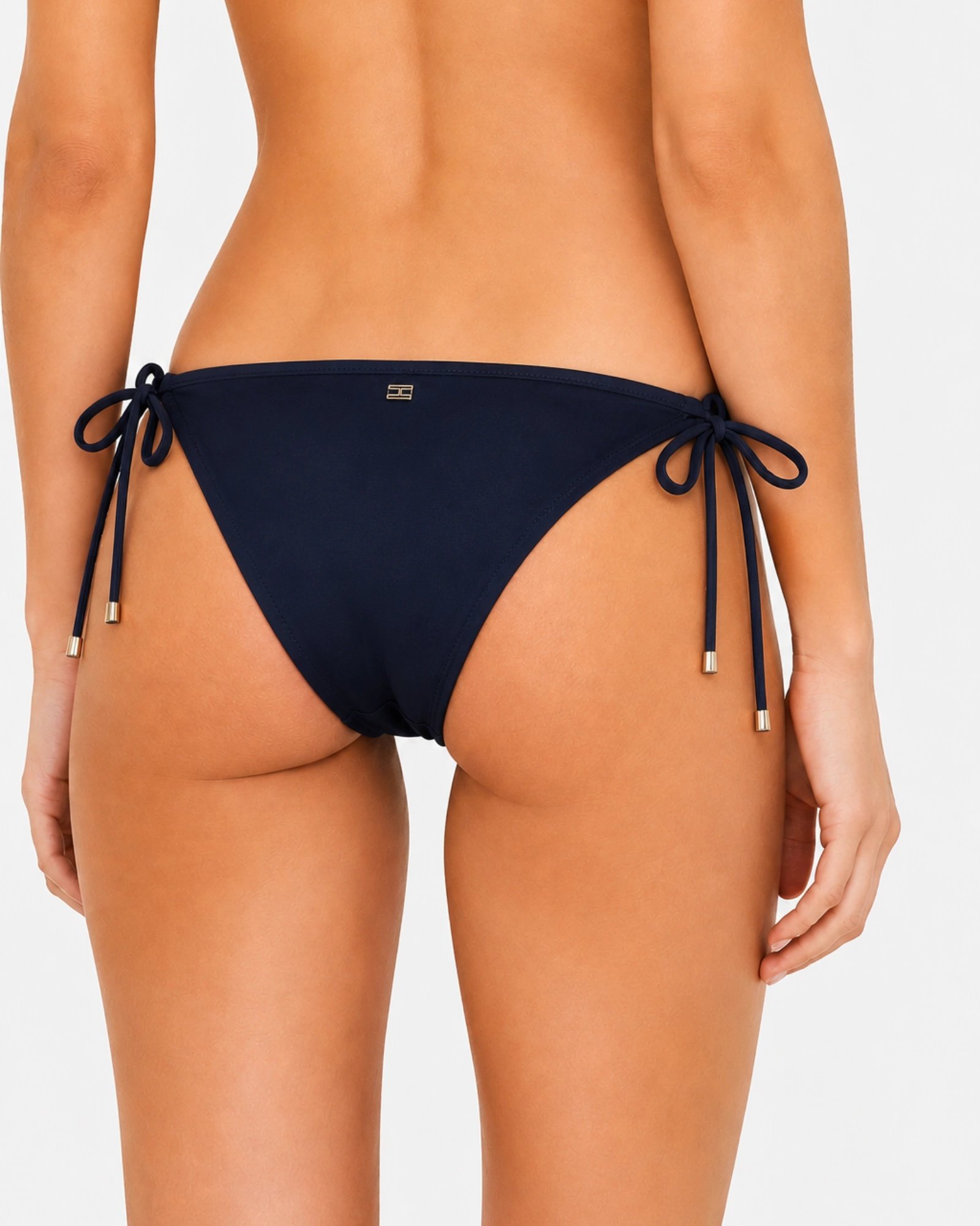 Tommy Hilfiger navy bikini bottom φορεμένο σε μοντέλο πίσω