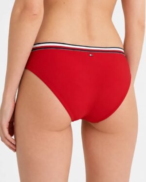 Tommy Hilfiger κόκκινο bikini bottom φορεμένο σε μοντέλο πίσω