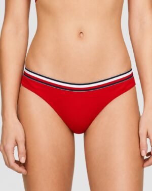 Tommy Hilfiger κόκκινο bikini bottom φορεμένο σε μοντέλο μπροστά