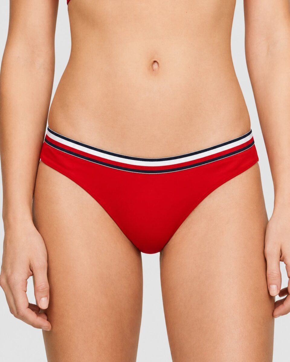 Tommy Hilfiger κόκκινο bikini bottom φορεμένο σε μοντέλο μπροστά