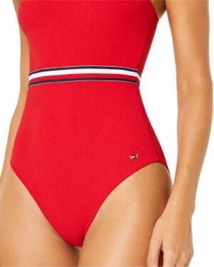 Λεπτομέρεια ριγέ ζώνης Tommy Hilfiger κόκκινου ολόσωμου μαγιό