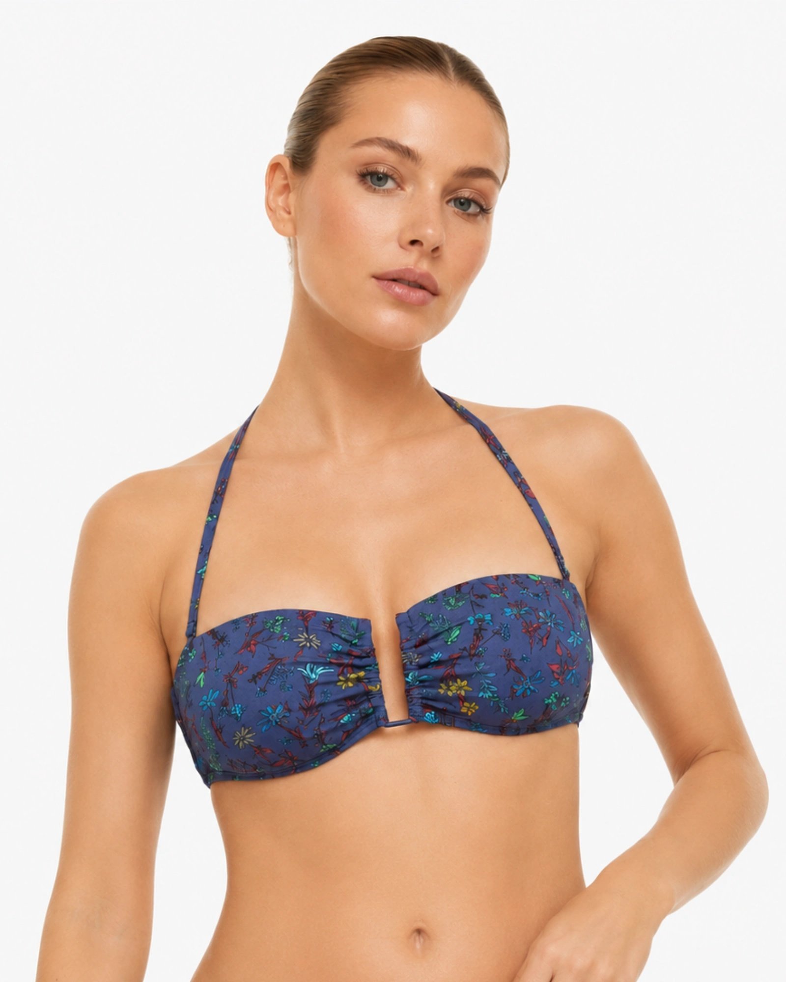 Tommy Hilfiger floral navy bandeau bikini top φορεμένο σε μοντέλο μπροστά