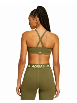 Πίσω όψη Adidas PWI MS Logo Focus Olive αθλητικού μπουστακιού σε μοντέλο