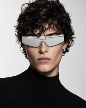 Ανδρικό μοντέλο με Balenciaga BB0003S λευκά mask γυαλιά ηλίου με ασημί shield φακό
