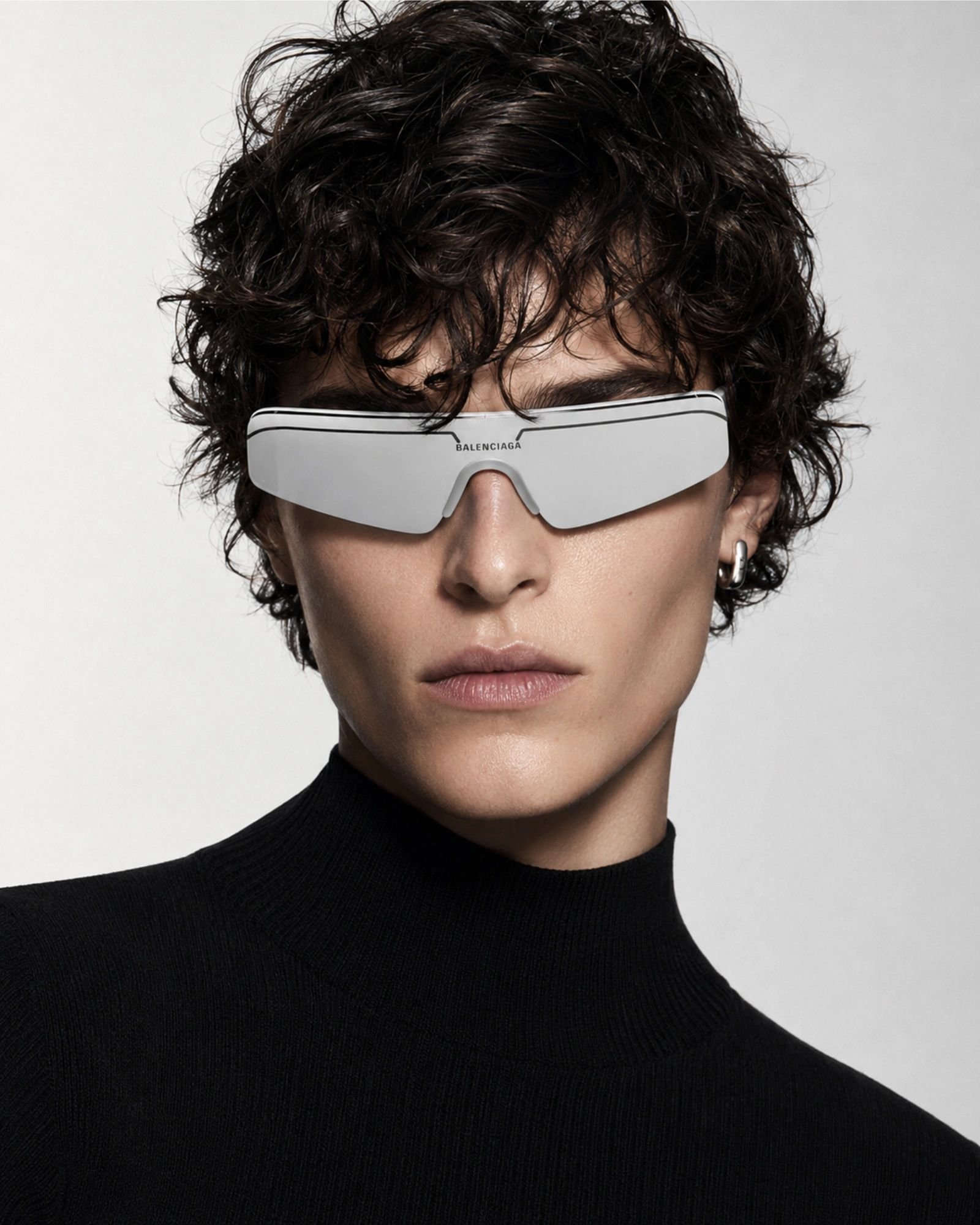 Ανδρικό μοντέλο με Balenciaga BB0003S λευκά mask γυαλιά ηλίου με ασημί shield φακό