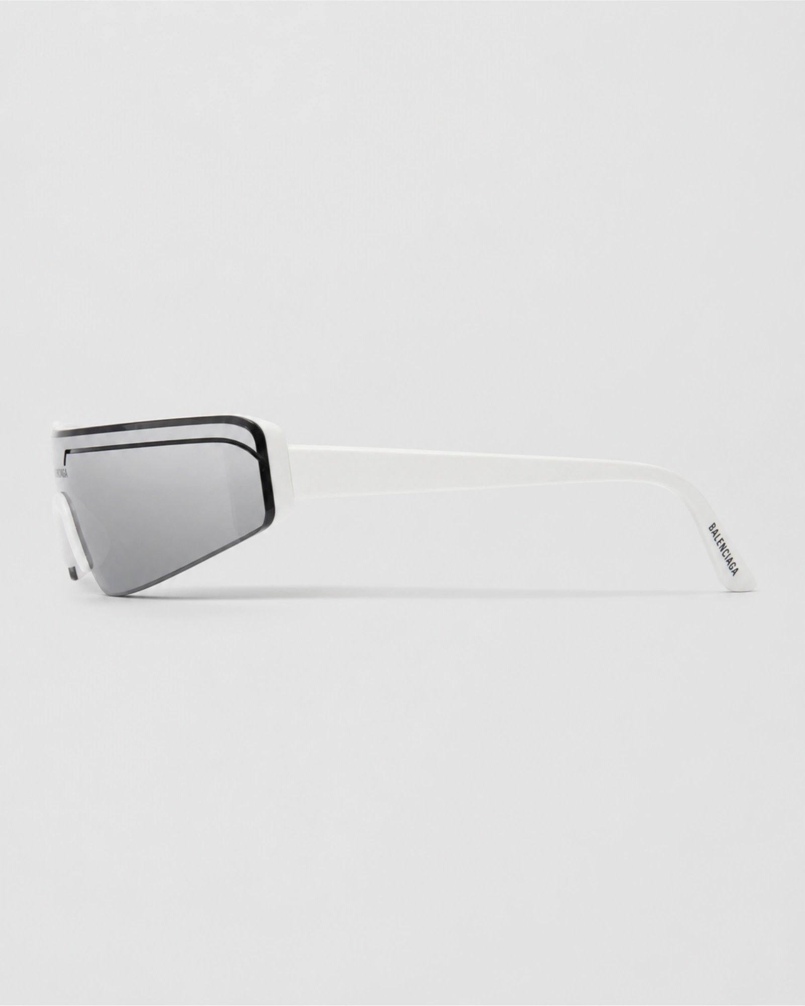 Πλαϊνή όψη Balenciaga BB0003S mask γυαλιών ηλίου με λευκό βραχίονα και ασημί shield φακό
