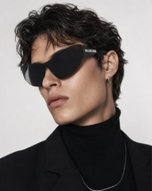 Ανδρικό μοντέλο με Balenciaga BB0257S 001 μαύρα mask γυαλιά ηλίου και μαύρο ζιβάγκο