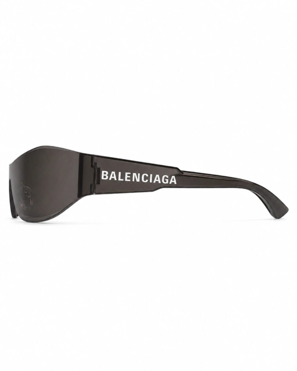 Πλαϊνή όψη Balenciaga BB0257S 001 με μαύρο βραχίονα και λευκό Balenciaga logo